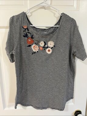 Loft outlet embroidered tshirt